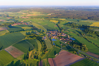 Vue aérienne de Vue d'ensemble du village dans l'Ebrachtal depuis le nord-ouest à le quartier Mönchherrnsdorf in Burgebrach dans le département Bavière, Allemagne