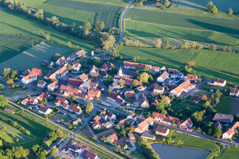 Vue aérienne de Quartier Mönchherrnsdorf in Burgebrach dans le département Bavière, Allemagne
