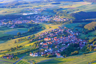 Vue aérienne de Vue d'ensemble du village depuis le sud-ouest à le quartier Dankenfeld in Oberaurach dans le département Bavière, Allemagne
