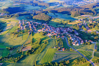 Vue aérienne de Vue du village depuis l'ouest à le quartier Dankenfeld in Oberaurach dans le département Bavière, Allemagne