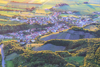 Vue aérienne de Vue du village avec des vignes depuis l'est à le quartier Zell am Ebersberg in Knetzgau dans le département Bavière, Allemagne
