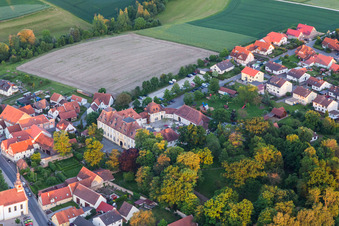 Vue aérienne de Château Oberschwappach à le quartier Oberschwappach in Knetzgau dans le département Bavière, Allemagne