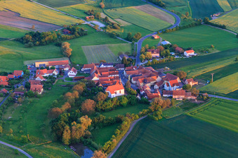 Vue aérienne de Vue d'ensemble du village depuis le nord à le quartier Falkenstein in Donnersdorf dans le département Bavière, Allemagne