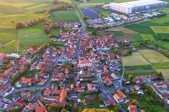 Vue aérienne de Église Saint-Jean-Baptiste Donnersdorf au centre du village à Donnersdorf dans le département Bavière, Allemagne