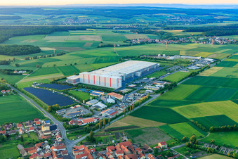 Vue aérienne de Zone industrielle Am Rödertor avec DLZ Donnersdorf- entrepôt central et Kaufland Logistik VZ GmbH & Co. KG et Baumann Recycling GmbH à Donnersdorf dans le département Bavière, Allemagne