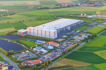 Vue aérienne de Zone industrielle Am Rödertor avec DLZ Donnersdorf- entrepôt central et Kaufland Logistik VZ GmbH & Co. KG et Baumann Recycling GmbH à Donnersdorf dans le département Bavière, Allemagne