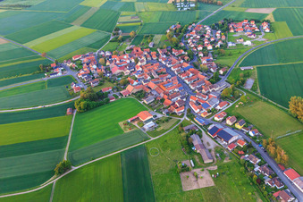Vue aérienne de Vue du village depuis l'ouest à le quartier Dürrfeld in Grettstadt dans le département Bavière, Allemagne