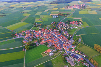 Vue aérienne de Vue du village depuis l'ouest à le quartier Dürrfeld in Grettstadt dans le département Bavière, Allemagne