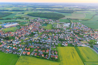 Vue aérienne de Vue de la ville depuis l'est à Grettstadt dans le département Bavière, Allemagne