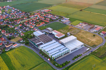 Vue aérienne de Parc industriel du Nord-Est avec OTG Warehouse and Freight Office GmbH & Co. KG et Metallbau Heilmann GmbH à Grettstadt dans le département Bavière, Allemagne