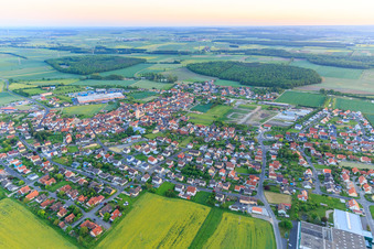 Vue aérienne de Vue d'ensemble de la ville depuis le nord-est à Grettstadt dans le département Bavière, Allemagne
