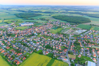 Vue aérienne de Vue d'ensemble de la ville depuis le nord-est à Grettstadt dans le département Bavière, Allemagne
