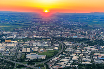 Vue aérienne de Zone industrielle portuaire devant la ville sur le Main au coucher du soleil à Schweinfurt dans le département Bavière, Allemagne