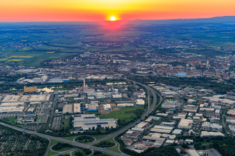 Vue aérienne de Zone industrielle portuaire devant la ville sur le Main au coucher du soleil à Schweinfurt dans le département Bavière, Allemagne
