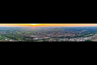 Vue aérienne de Panorama de la ville sur le Main au coucher du soleil à Schweinfurt dans le département Bavière, Allemagne