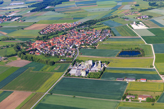 Vue aérienne de Vue d'ensemble de la ville depuis l'est avec l'usine de plâtre CASEA Gmb à Sulzheim dans le département Bavière, Allemagne