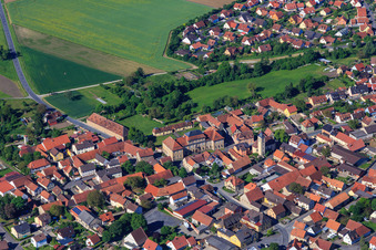 Vue aérienne de Château Sulzheim en bordure du village à Sulzheim dans le département Bavière, Allemagne