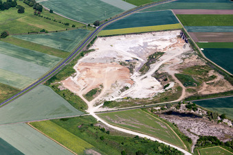 Photographie aérienne de Mine de gravier à ciel ouvert de l'usine de mélange de béton et de matériaux de construction à Sulzheim dans le département Bavière, Allemagne