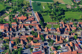 Vue aérienne de Château Sulzheim en bordure du village à Sulzheim dans le département Bavière, Allemagne