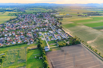 Vue aérienne de Vue du village le soir depuis l'est à Minfeld dans le département Rhénanie-Palatinat, Allemagne