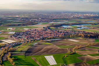 Vue aérienne de Vue de la ville depuis le sud à Waldsee dans le département Rhénanie-Palatinat, Allemagne