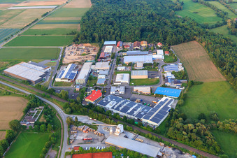 Vue aérienne de Zone industrielle de Große Ahlmühle au-delà de la voie ferrée depuis l'ouest à Rohrbach dans le département Rhénanie-Palatinat, Allemagne