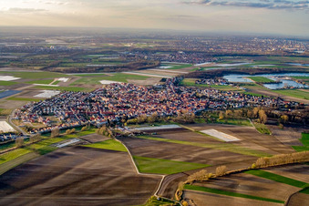Vue aérienne de Vue de la ville depuis le sud-est à Waldsee dans le département Rhénanie-Palatinat, Allemagne