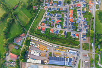Vue aérienne de Mosaïque de fourgons de collecte destinés au recyclage dans les locaux d'Engel & Engel GmbH | Commerce de véhicules utilitaires, de chariots élévateurs et d'engins de chantier à Rohrbach dans le département Rhénanie-Palatinat, Allemagne