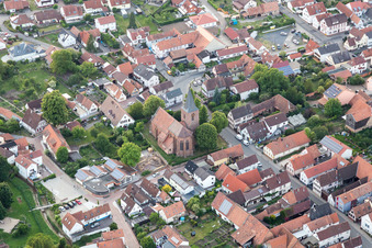Vue aérienne de Bâtiment d'église au centre du village à Rohrbach dans le département Rhénanie-Palatinat, Allemagne