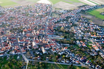 Vue des rues et des maisons dans les quartiers résidentiels à Waldsee dans le département Rhénanie-Palatinat, Allemagne d'en haut