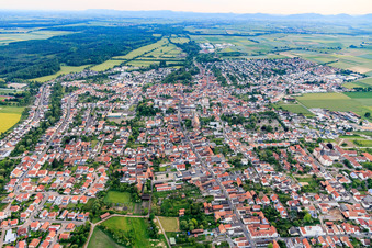 Vue aérienne de Vue de la ville le soir depuis l'est à Herxheim bei Landau dans le département Rhénanie-Palatinat, Allemagne