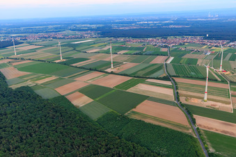 Vue aérienne de Parc éolien de Hatzenbühler après achèvement à Herxheim bei Landau dans le département Rhénanie-Palatinat, Allemagne