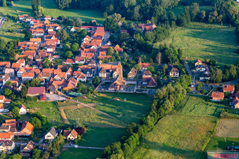 Vue aérienne de Saint-Ulrich à le quartier Altenstadt in Wissembourg dans le département Bas Rhin, France