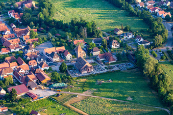 Vue aérienne de Église Saint-Ulrich d'Altenstadt et cimetière à le quartier Altenstadt in Wissembourg dans le département Bas Rhin, France