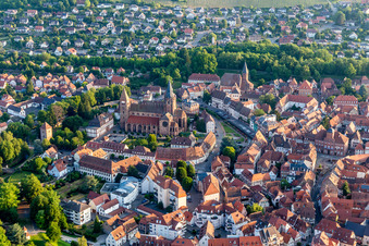Vue aérienne de Cathédrale Saint-Pierre-et-Paul à Wissembourg dans le département Bas Rhin, France