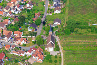 Vue aérienne de Protestation. Église sur le vignoble à le quartier Rechtenbach in Schweigen-Rechtenbach dans le département Rhénanie-Palatinat, Allemagne
