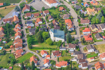 Vue aérienne de Église catholique du village à le quartier Rechtenbach in Schweigen-Rechtenbach dans le département Rhénanie-Palatinat, Allemagne