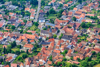 Vue aérienne de Église protestante Schweigen au centre-ville à le quartier Schweigen in Schweigen-Rechtenbach dans le département Rhénanie-Palatinat, Allemagne