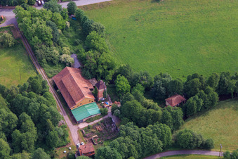 Vue aérienne de Hof an der Wieslauter à le quartier Sankt Germanshof in Bobenthal dans le département Rhénanie-Palatinat, Allemagne