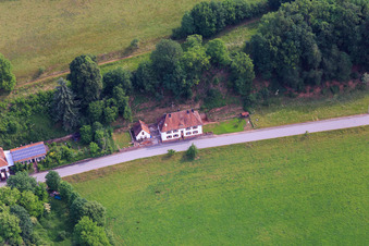 Vue aérienne de Maison dans le Wieslautertal à le quartier Sankt Germanshof in Bobenthal dans le département Rhénanie-Palatinat, Allemagne