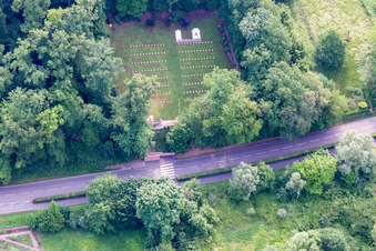 Vue aérienne de Cimetière militaire des soldats italiens et russes de la guerre de 1914-18 à Weiler près de Wissembourg à le quartier Sankt Germanshof in Wissembourg dans le département Bas Rhin, France