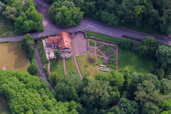 Vue aérienne de Café sur la Lauter à le quartier Sankt Germanshof in Wissembourg dans le département Bas Rhin, France
