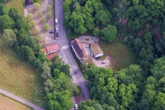 Vue aérienne de Chapelle Notre-Dame à le quartier Sankt Germanshof in Wissembourg dans le département Bas Rhin, France