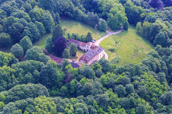 Vue aérienne de Écolieu Langenberg Alsace à le quartier Weiler in Wissembourg dans le département Bas Rhin, France