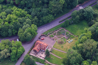 Vue oblique de Café et jardin sur la Lauter à le quartier Sankt Germanshof in Wissembourg dans le département Bas Rhin, France