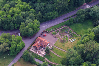 Café et jardin sur la Lauter à le quartier Sankt Germanshof in Wissembourg dans le département Bas Rhin, France d'en haut