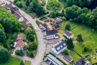 Vue aérienne de Chapelle à le quartier Weiler in Wissembourg dans le département Bas Rhin, France