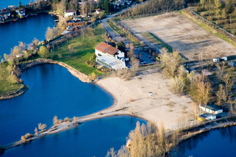 Photographie aérienne de Lacs et zones riveraines avec camping et résidences de week-end de la zone de loisirs Blaue Adria dans le district de Riedsiedlung à Altrip dans le département Rhénanie-Palatinat, Allemagne