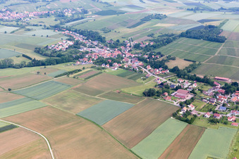 Vue aérienne de Steinseltz dans le département Bas Rhin, France