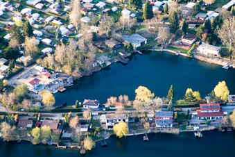 Vue aérienne de Étang aux cygnes dans la zone de loisirs Blue Adriatic à Altrip dans le département Rhénanie-Palatinat, Allemagne